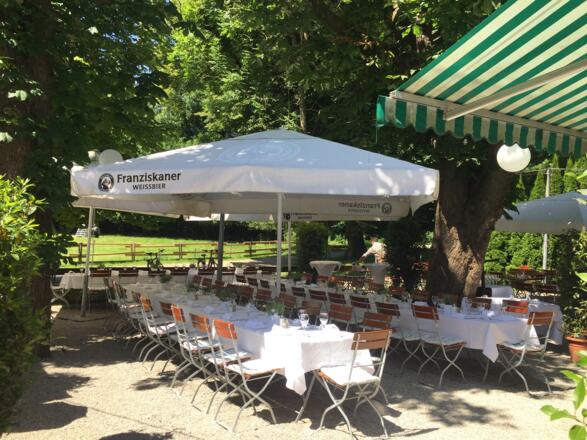St.Emmeramsmühle - gedeckter Tisch für Feier im Biergarten