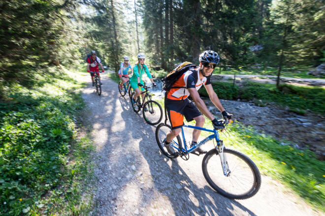 Mit der Sonne im Rücken gibt's immer gute Laune beim Biken