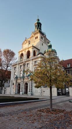Bayerisches Nationalmuseum Herbst Laub