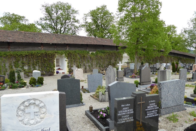Schongauer Stadtfriedhof mit Blick auf die historische Stadtmauer