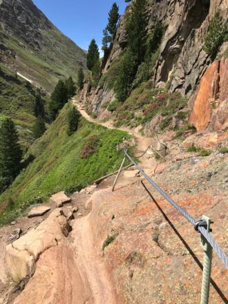Schmaler Steig durchs Rofental