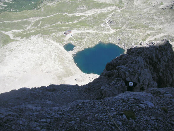 Karlsbaderhütte und Laserzsee unter der kleinen Terrasse