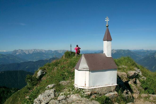 Hochgern! Hinten das Gipfelkreuz, vorne eine Minikapelle