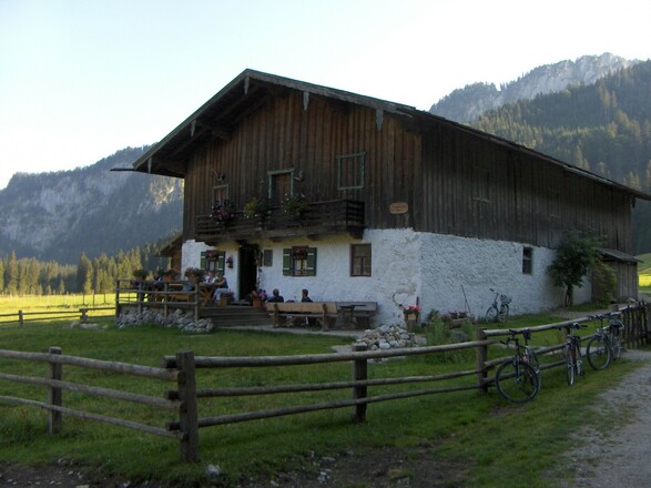 Die Hütte auf der Röthelmoos-Alm lädt zur Einkehr ein.