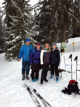 Familie Reiter mit Freunden beim Tourencheck