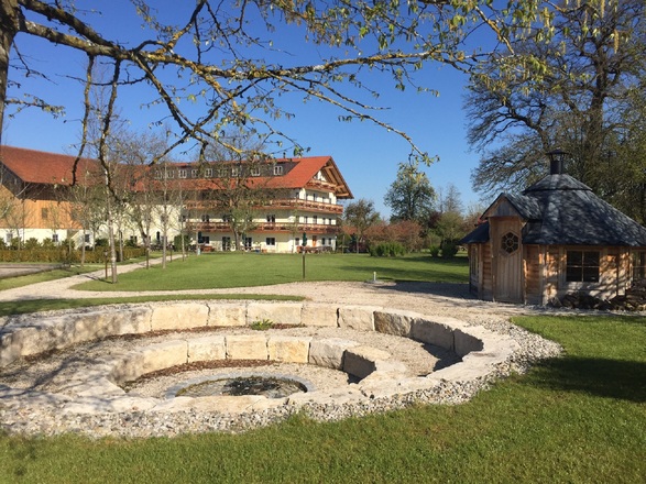 Feuerstelle, Lagerfeuer mit Blick auf das Gästehaus
