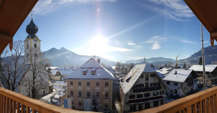 Tourist Information Grassau mit Kirche im Winter
