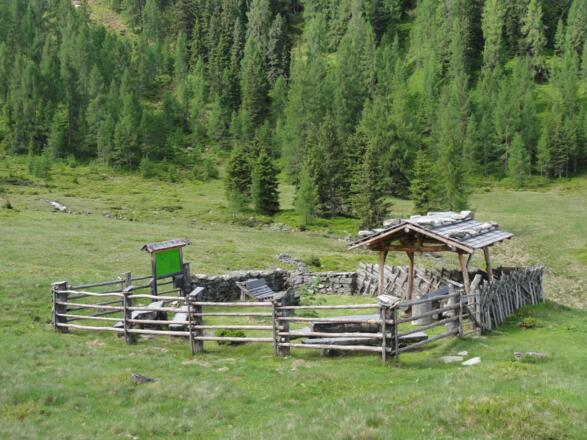 Gemütlicher Rastplatz bei der Karalm
