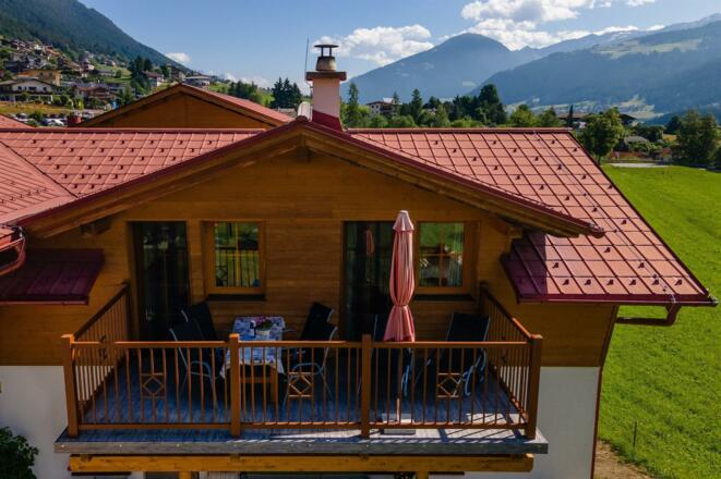 Relaxstühle, Schirm und Eßplatz