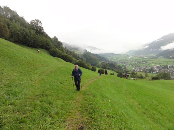 Das letzte Stück durch Wiesen bergab nach Mühlbach