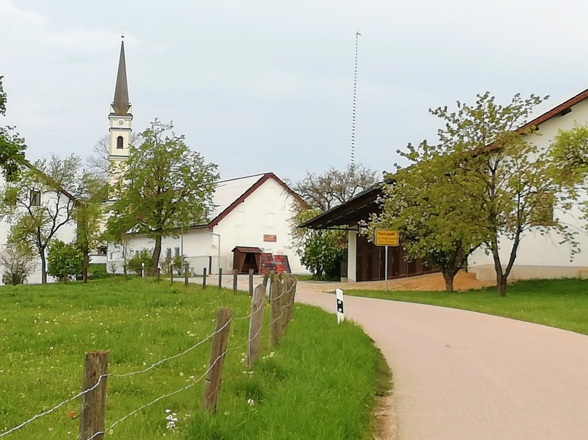 Ortseinfahrt bei Peterswahl