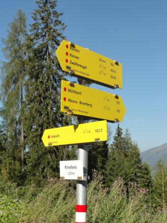 Wegweiser Kniebeiss 1.321 m
