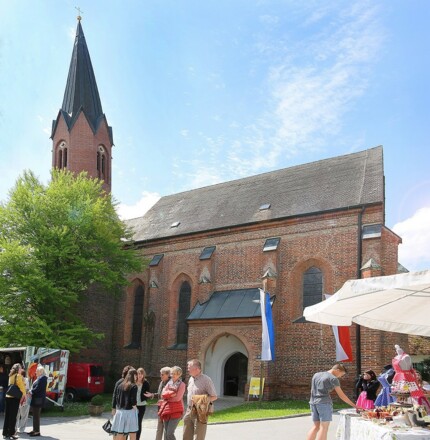Albiganer Markt vor der Kirche St. Alban bei Hörgertshausen