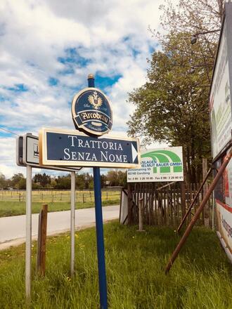 Trattoria Senza Nome Schild - Einfahrt von der Landstraße