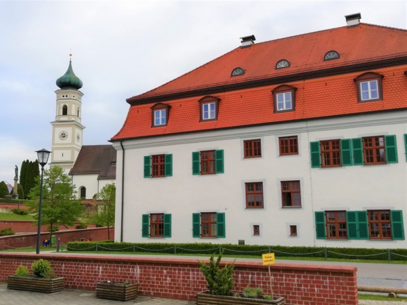 Hofmarkschloss mit Kirche St. Johannes der Täufer in Mauern