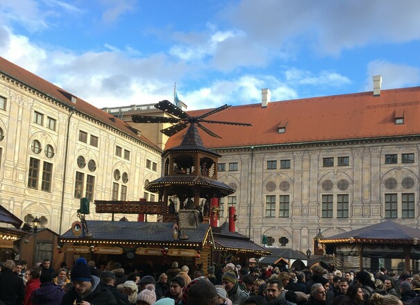 Weihnachtsdorf im Kaiserhof der Residenz