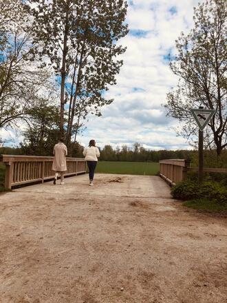 Brücke in die schöne Landschaft bei Dirnismaning
