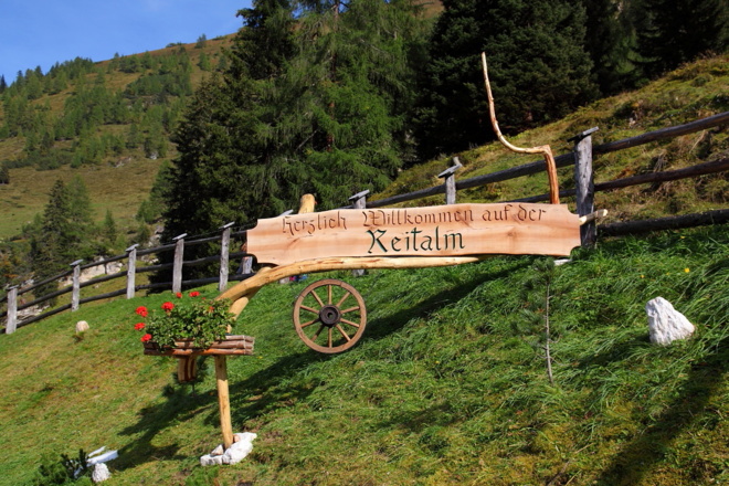 Schild Willkommen auf der Reitalm