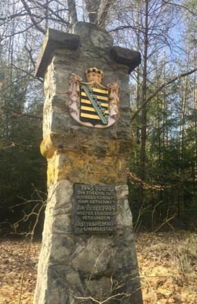 Hoheitssäule an der Landesgrenze