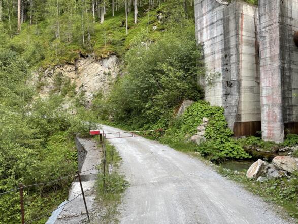 Schranke bei der Wildbachverbauung
