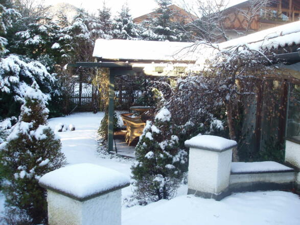 Blick von der Terrasse richtung Westen zum überdachten Freisitz (gehört nicht zum Vermietungsobjekt)