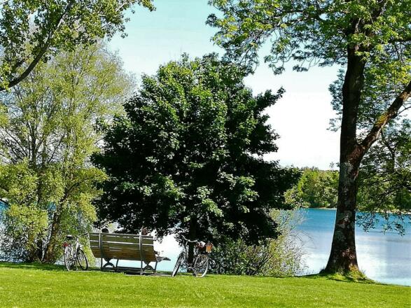 Radlpause mit Blick auf den Echinger See