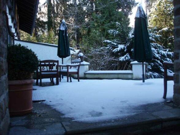 Bild 2 Westterrasse mit Sitzgruppe und Sonnenschirmen im Winter
