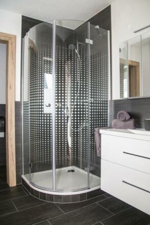 Dusche, separates WC