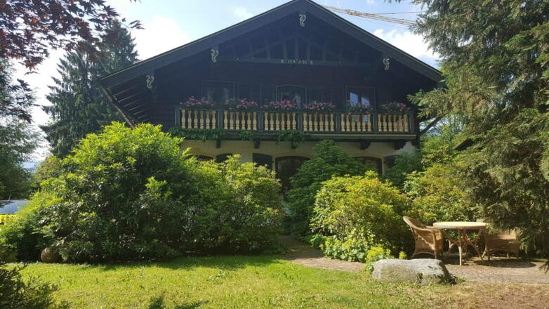 Ferienhaus am Söllbach Casa Vita Fockensteinweg 7 in Bad Wiessee Abwinkel mit Rhododendrengarten