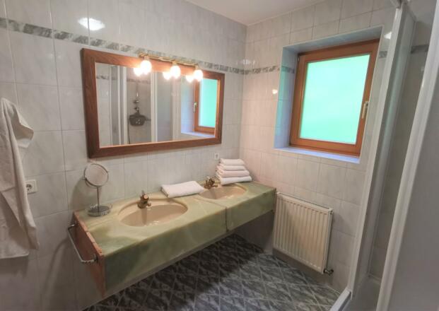 Badezimmer Doppelwaschtisch OG