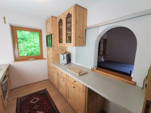 Küche rechts mit Blick ins Wohnzimmer - OG