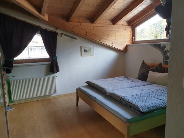 Schlafzimmer 2, Bett 180x200 cm