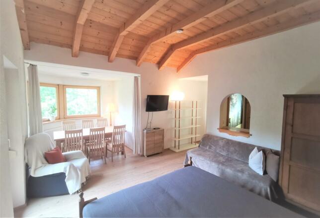 Wohnzimmer Blick zum Esstisch und zur Küche OG