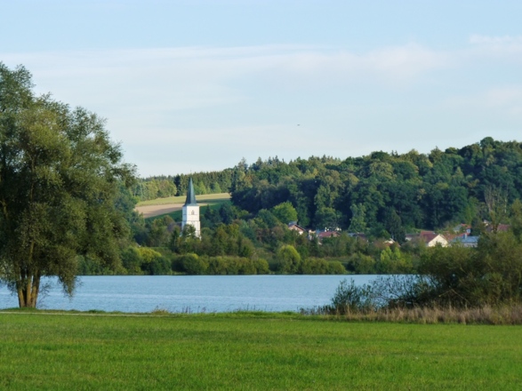 Blick auf Postmünster und den Rottauensee