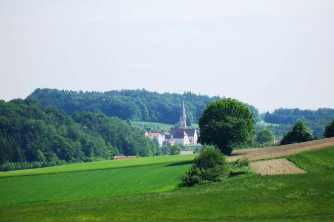 Blick auf die Wallfahrtskirche St. Alban in Taubenbach