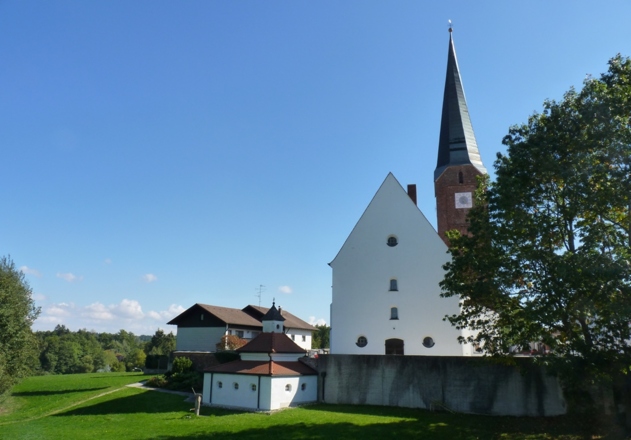 Kirche St. Philippus und Jakobus in Wittibreut mit dem Gnadenbrünnlein
