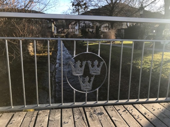 Kronenwappen an der Alpachbrücke am See