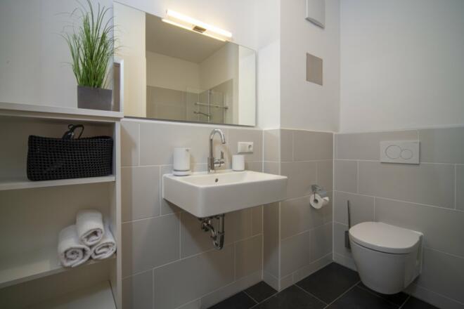 2. Bad mit Dusche und WC