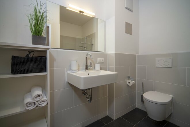 2. Bad mit Dusche und WC