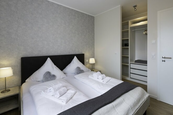 Doppelschlafzimmer mit begehbarem Kleiderschrank