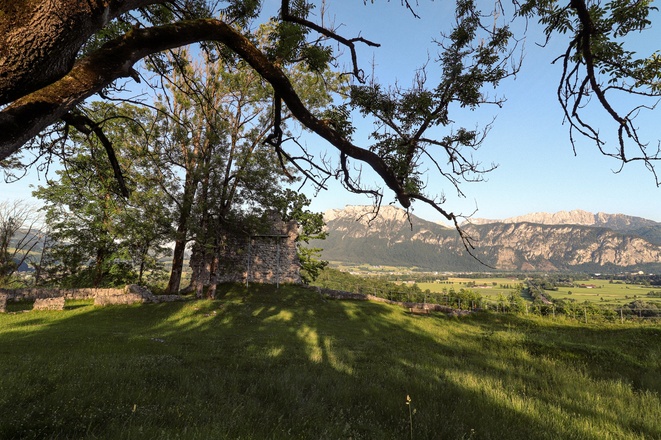 Burgruine mit Blick auf das Kaisergebirge