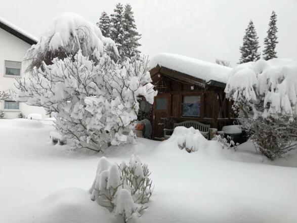 Gartenhütte im Winter