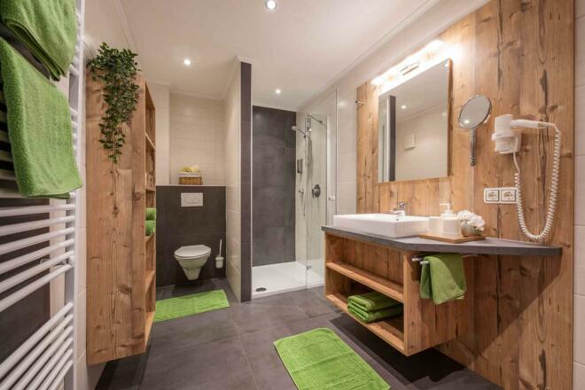 Geräumiges Badezimmer - Ferienwohnung Viktoria