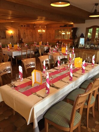 festlich gedeckte Tafel