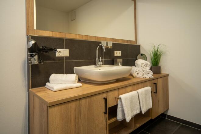 Großer Waschtisch im Bad mit viel Stauraum