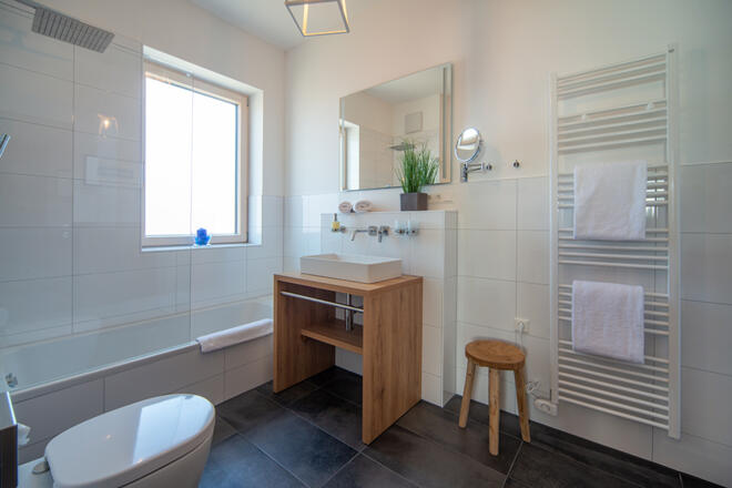 1. Bad mit Badewanne und WC