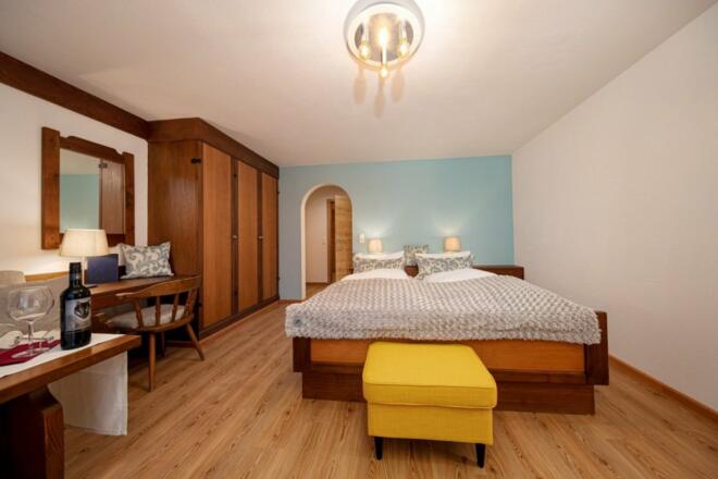 Zimmer 3 Großzügiges Doppelzimmer mit eigenem Balkonzugang