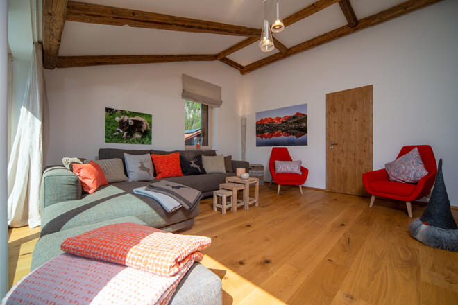 Wohnbereich mit Altholz-Elementen