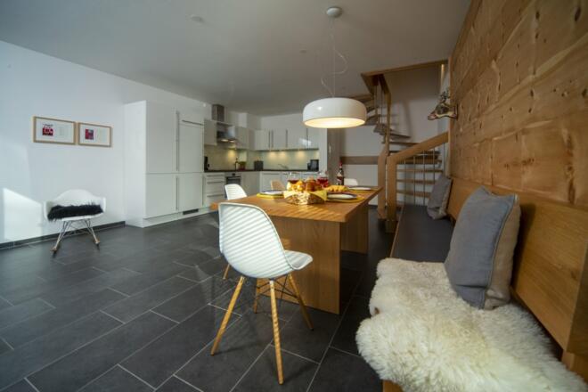 Wohnküche mit Zirbenholzwand