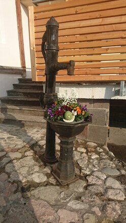 Alter Brunnen vor dem Haus